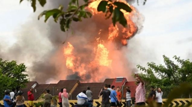 Photo of मीलों दूर से दिख रही आग की लपटें, धमाके से हिली खिड़कियां…