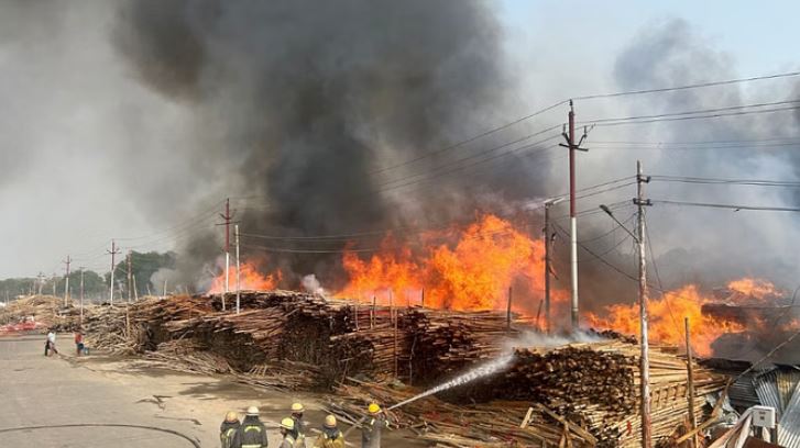 Photo of प्रयागराज में टेंट हाउस के गोदाम में लगी भीषण आग