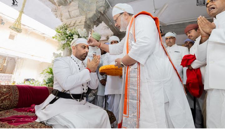 Photo of उदयपुर: लक्ष्यराज सिंह को कुलगुरु गोस्वामी ने तिलक कर गद्दी पर बैठाया