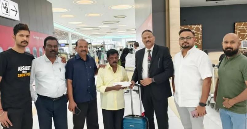 Photo of आखिर कैसे 42 सालों तक बहरीन में फंसा रह गया भारतीय शख्स, भावुक कर देगी गोपालन की वापसी की कहानी