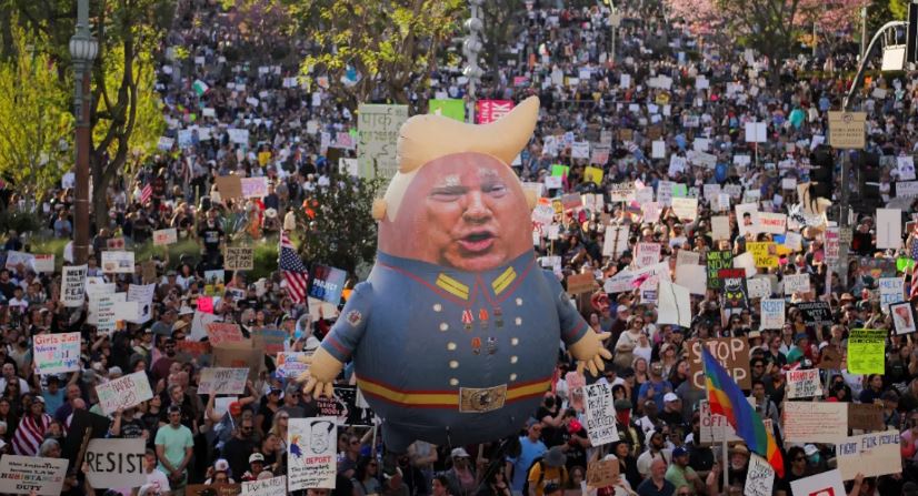 Photo of ‘अमेरिका को तोड़ने में लगे ट्रंप’, 50 राज्यों के 1200 शहरों में हजारों लोग सड़कों पर उतरे