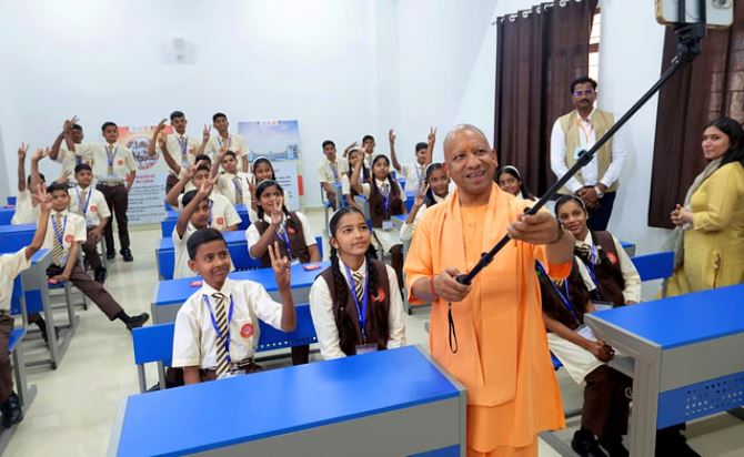 Photo of सीएम योगी बने शिक्षक: बरेली में बच्चों को अनुशासन और मेहनत की दी सीख, चॉकलेट बांटी…