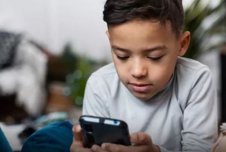 Photo of स्क्रीन से निकलने वाली ब्लू लाइट बच्चों की आंखों को पहुंचाती है नुकसान