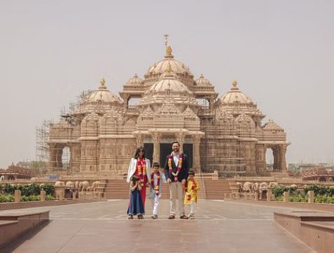 Photo of अमेरिकी उपराष्ट्रपति जेडी वेंस ने परिवार संग अक्षरधाम मंदिर का किया भ्रमण, कला-संस्कृति से हुए रूबरू