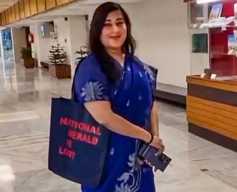 Photo of प्रियंका के फलस्तीन संदेश पर बांसुरी स्वराज का जवाब, ‘नेशनल हेराल्ड की लूट’ लिखा बैग लेकर पहुंचीं संसद