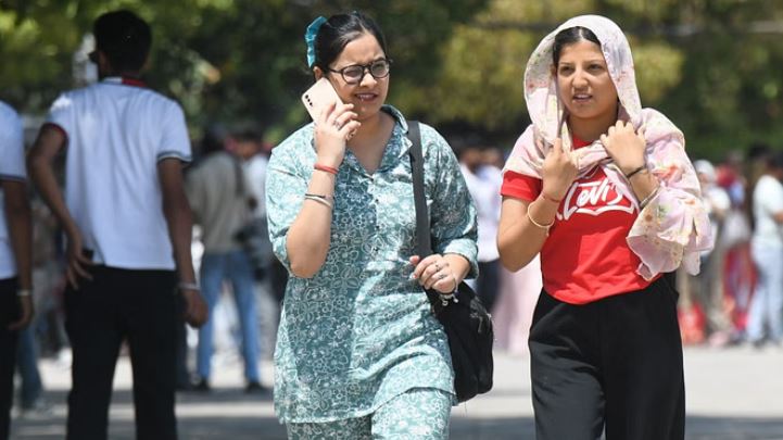 Photo of दिल्ली में गर्मी ने तोड़ा रिकॉर्ड… लेकिन आज रहेगी थोड़ी राहत