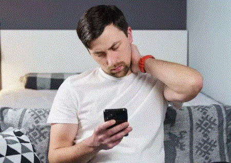 Photo of दिनभर फोन चलाने से आप भी हो सकते हैं ‘Text Neck’ का शिकार!