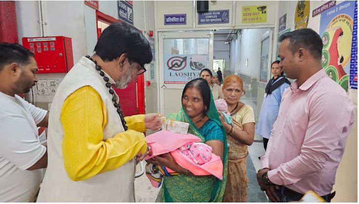 Photo of इंदौर: कृष्णा गुरुजी ने अक्षय तृतीया पर नवजातों से आशीर्वाद लेकर मनाया ‘प्रसव दिवस’