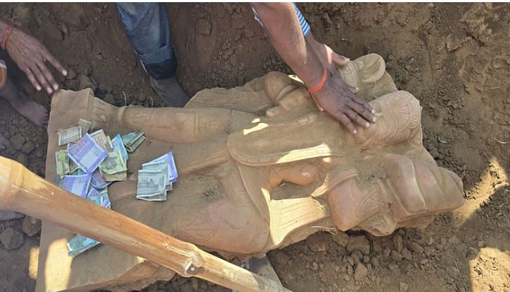 Photo of बरेली: रामनवमी पर ‘प्रकट’ हुए हनुमान, खेत में खोदाई के दौरान मिली प्रतिमा