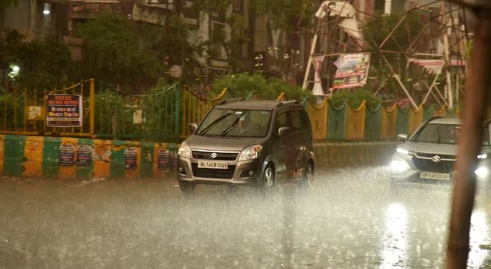 Photo of दिल्ली में बारिश होने से मिली गर्मी से राहत, यूपी में आंधी-तूफान ने मचाई तबाही