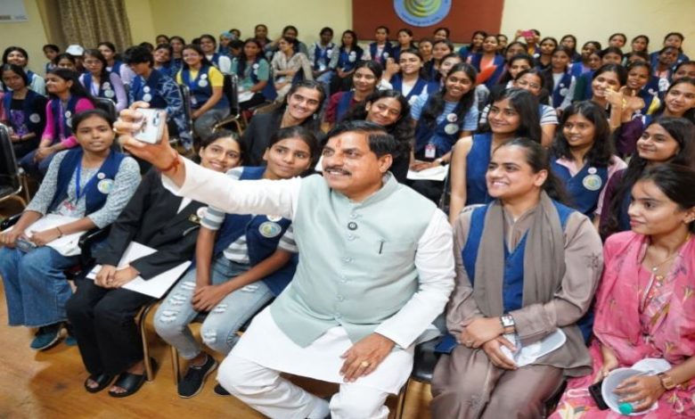 Photo of सीएम मोहन यादव ने भोपाल में महिला पॉलिटेक्निक कॉलेज में आयोजित संवाद कार्यक्रम में छात्राओं से की चर्चा!