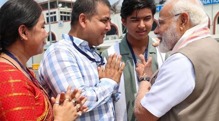 Photo of वैभव सूर्यवंशी से मिले पीएम मोदी , पटना एयरपोर्ट पर हुई छोटी-सी मुलाकात!