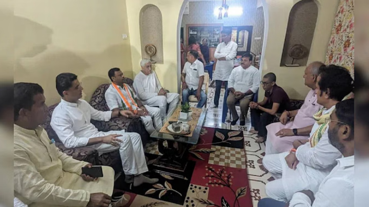 Photo of पहलगाम आतंकी हमले में दिवंगत मिरानिया के परिजन से मिले सचिन पायलट: बोले- आतंकवाद पर चर्चा हो कश्मीर पर नहीं