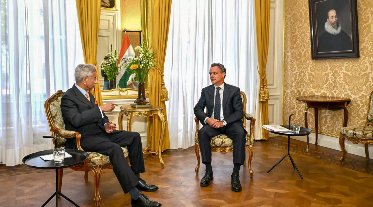 Photo of विदेश मंत्री जयशंकर पहुंचे नीदरलैंड, रणनीतिक विशेषज्ञों से कई मुद्दों हुई चर्चा; भारत- EU सहयोग को बताया जरूरी