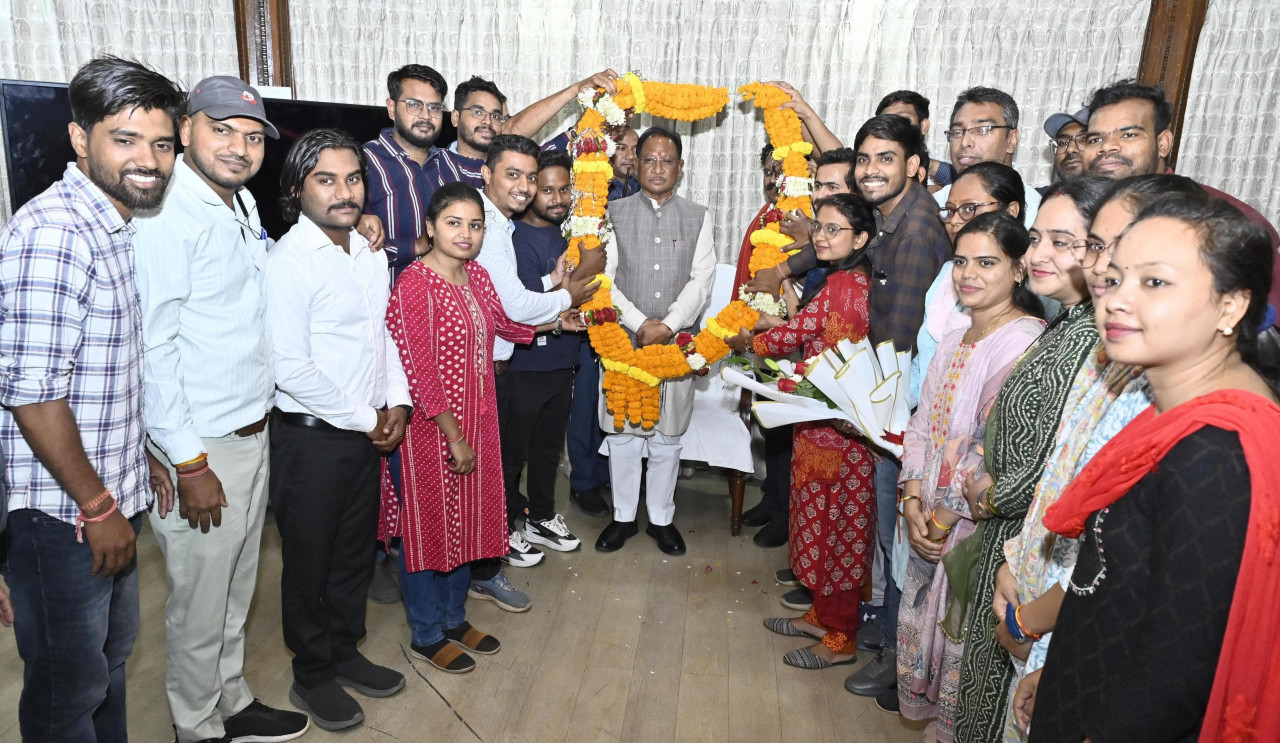 Photo of बर्खास्त सहायक शिक्षकों ने समायोजन पर साय से मिलकर जताया आभार