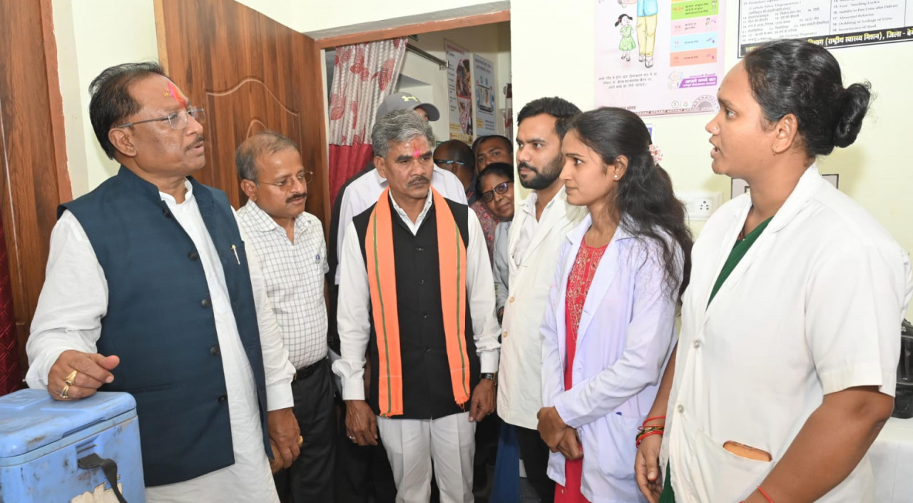 Photo of मुख्यमंत्री ने आयुष्मान आरोग्य मंदिर का किया औचक निरीक्षण