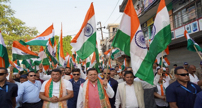 Photo of सीएम धामी के नेतृत्व में निकाली तिरंगा यात्रा, लोगों में दिखा उत्साह; सड़कों पर जबरदस्त भीड़