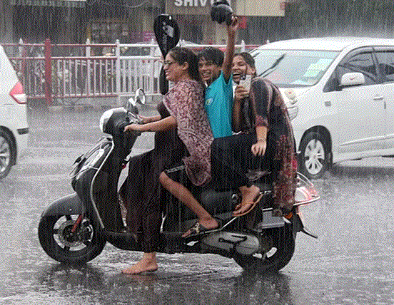 Photo of  दिल्ली-NCR में बारिश ने ढाया कहर, बत्ती गुल और सड़कों पर गिरे खंभे-पेड़; यूपी में 12 की मौत