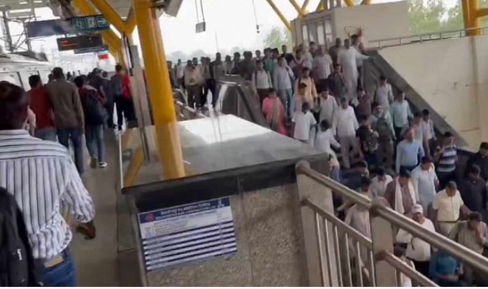 Photo of दिल्ली: टिकरी कलां स्टेशन पर मेट्रो हुई खराब, ऑफिस जाने वालों की लगी भारी भीड़