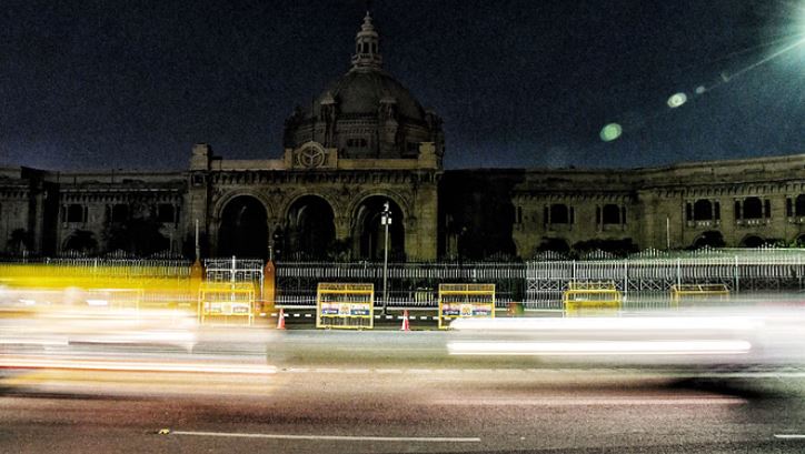 Photo of यूपी: मॉक ड्रिल के बाद शहर में हुआ ब्लैक आउट, बंद की गई विधानसभा-एयरपोर्ट की रोशनी