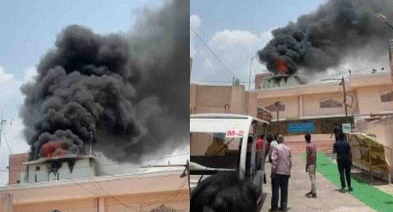 Photo of बाबा महाकालेश्वर मंदिर के शंख द्वार पर लगी भीषण आग, दमकल की तीन गाड़ियां मौके पर पहुंचीं