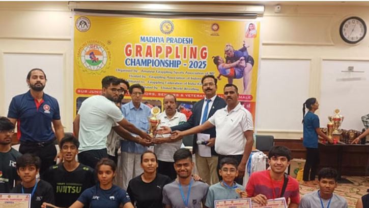 Photo of स्टेट ग्रैपलिंग चैंपियनशिप में भोपाल की शानदार प्रदर्शन, 30 मेडल जीतकर तीसरी चैंपियन ट्रॉफी पर जमाया