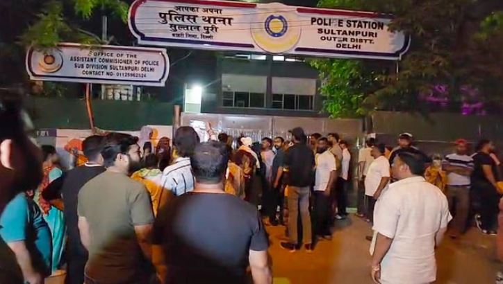 Photo of दिल्ली: रंजिश में युवक की चाकू से गोदकर हत्या, परिजनों ने थाने में किया हंगामा