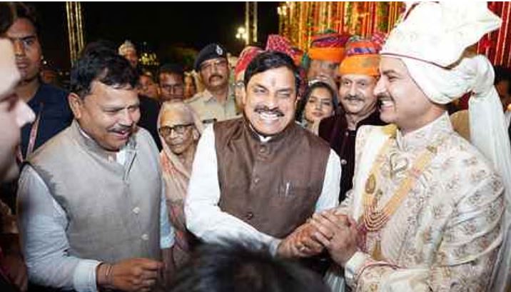 Photo of ऊर्जा मंत्री सिंह की बेटी की शादी में शामिल हुए सीएम यादव, वर-वधु को दिया आशीर्वाद