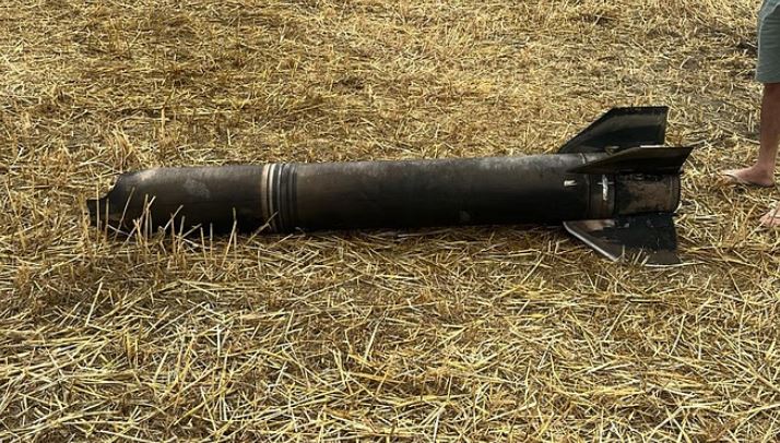 Photo of अमृतसर में गिरे मिसाइल के टुकड़े: चार गांवों के खेतों में मिले, देर रात को हुए थे चार धमाके