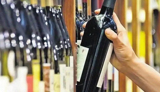 Photo of यात्रा मार्ग पर पुलिस की ताबड़तोड़ कार्रवाई, स्विफ्ट कार से पकड़ी शराब; दो नेपाली महिलाएं भी गिरफ्तार