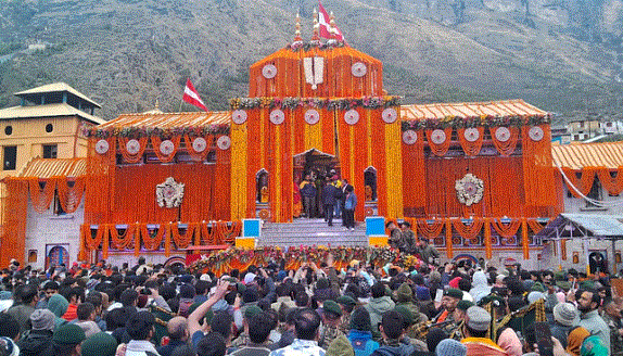 Photo of बदरीनाथ मंदिर के कपाट खुले, बड़ी संख्या में उमड़े श्रद्धालु, सीएम धामी ने भी की पूजा-अर्चना