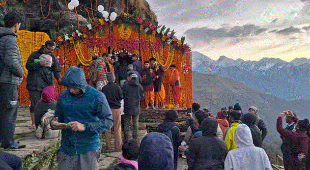 Photo of चतुर्थ केदार रुद्रनाथ मंदिर के कपाट खुले, लगे जयकारे…पावन पल के साक्षी बने सैकड़ों श्रद्धालु