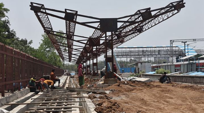 Photo of नए इंदौर के हिसाब से लक्ष्मीबाई नगर रेलवे स्टेशन का विस्तार, नई बिल्डिंग, प्लेटफार्म हो रहे तैयार!