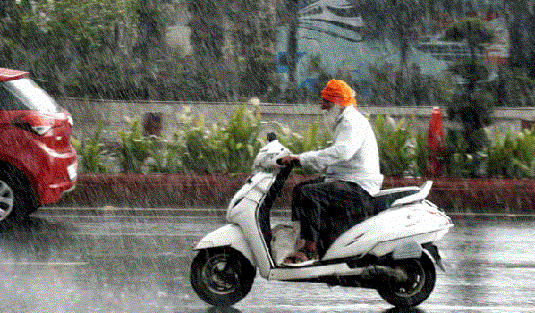 Photo of दिल्ली-एनसीआर में गर्मी से बड़ी राहत, कई इलाकों में तेज हवा के साथ झमाझम बारिश