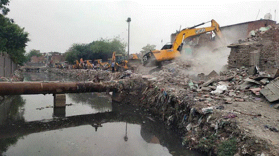 Photo of  तैमूर नगर में चला डीडीए का बुलडोजर, नाले के किनारे हटाया जा रहा अतिक्रमण