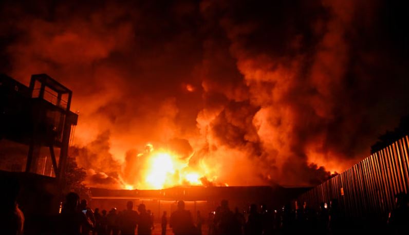 Photo of दिल्ली: रिठाला मेट्रो स्टेशन के पास फैक्टरी में लगी आग