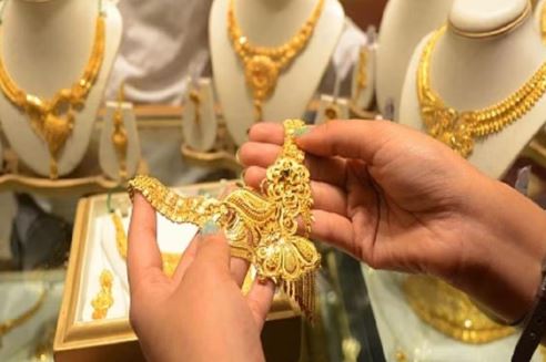 Photo of सिर्फ सोने की शुद्धता मत देखिये, गहने खरीदने से पहले इन 4 बातों पर भी दें ध्यान