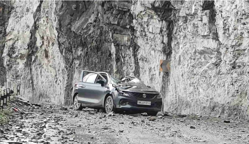 Photo of बदरीनाथ हाईवे पर हादसा, पातालगंगा में कार के ऊपर पत्थर गिरने से महिला की मौत