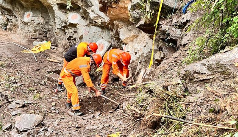 Photo of यमुनोत्री पैदल मार्ग पर रेस्क्यू ऑपरेशन हुआ शुरू, कुछ और लोगों के दबे होने की है आंशका