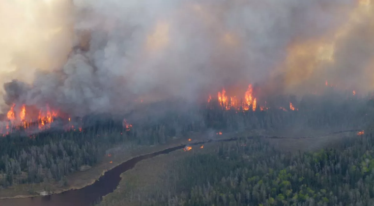 Photo of कनाडा में जंगलों में फैली आग हुई बेकाबू