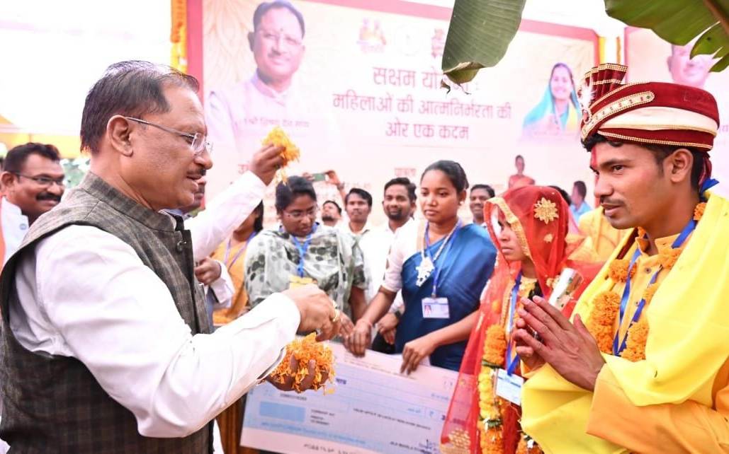 Photo of माओवादी हिंसा का रास्ता छोड़कर मुख्यधारा में लौटे युवक-युवतियों की शादी में शामिल हुए साय