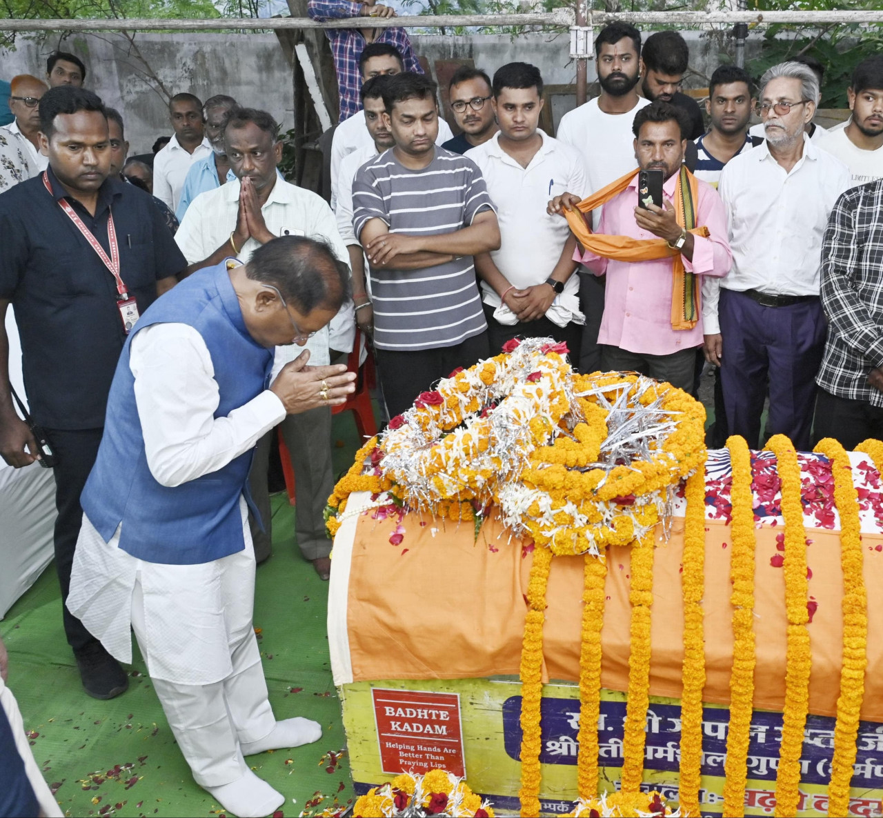 Photo of साय ने शहीद एएसपी गिरपुंजे केआवास पर पहुंच कर अर्पित की श्रद्धांजलि