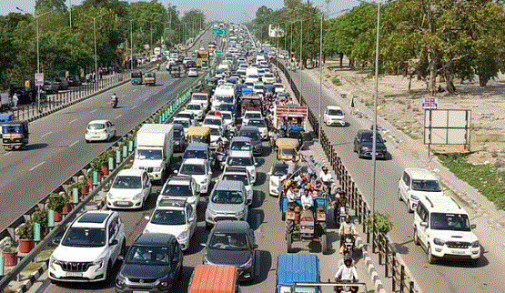 Photo of हरिद्वार में उमड़ी श्रद्धालुओं की भीड़, गंगा में लगाई आस्था की डुबकी…हाईवे पर लगा जाम