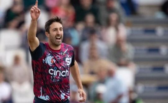 Photo of 8 रन और 6 विकेट… इंग्लैंड के गेंदबाज ने हैट्रिक लेकर मचाया तहलका