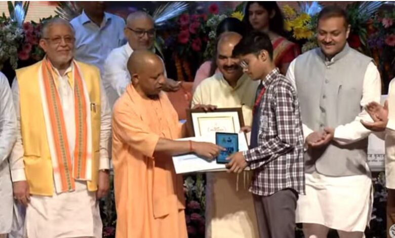 Photo of सीएम योगी ने मेधावियों को एक लाख रुपये, टैबलेट और प्रशस्ति पत्र देकर किया सम्मानित