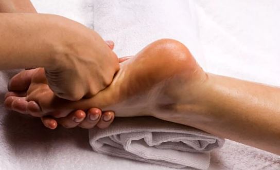 Photo of इन 5 कारणों से रोजाना रात में सोने से पहले करनी चाह‍िए पैरों की मालिश