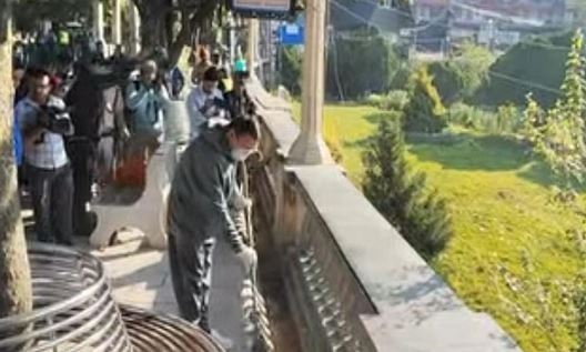 Photo of सीएम धामी ने झाड़ू लगाकर दिया स्वच्छता का संदेश: पौधारोपण भी किया