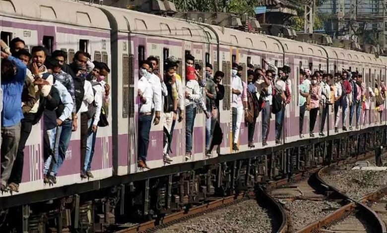 Photo of महाराष्ट्र के ठाणे में बड़ा हादसा, मुंब्रा रेलवे स्टेशन पर चलती ट्रेन से गिरे 8 यात्री