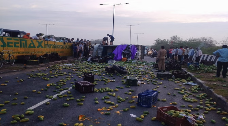 Photo of UP: आगरा में भीषण सड़क हादसा…आम ला रही मैक्स पलटी, चार की मौके पर मौत