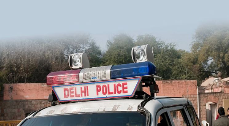 Photo of दिल्ली में बच्ची से हैवानियत: सूटकेस में मिला लड़की का शव, गुस्साए लोग